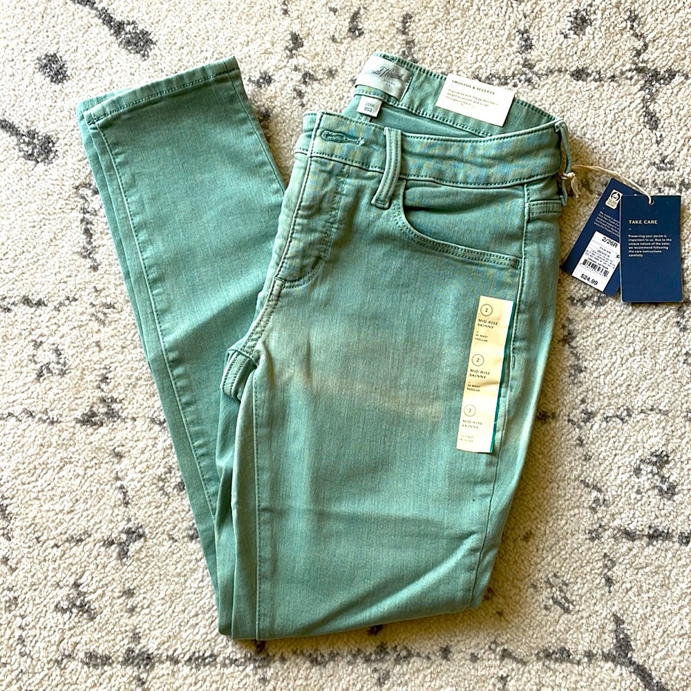 NWT Universal Thread mid-rise skinny jeans. Slight defect.